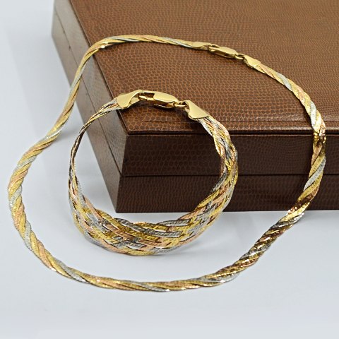A jewellery set of 14k gold, white gold and red gold A jewellery set of 14k gold, white gold and red gold